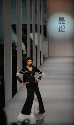 (160326) -- BEIJING, March 26, 2016 -- A model presents a creation from Zoual Yanti Collection during the China Fashion Week A W 2016 2017 in Beijing, China, March 26, 2016. ) (zhs) CHINA-BEIJING-FASHION-ZOUAL (CN) WuxHuiwo 