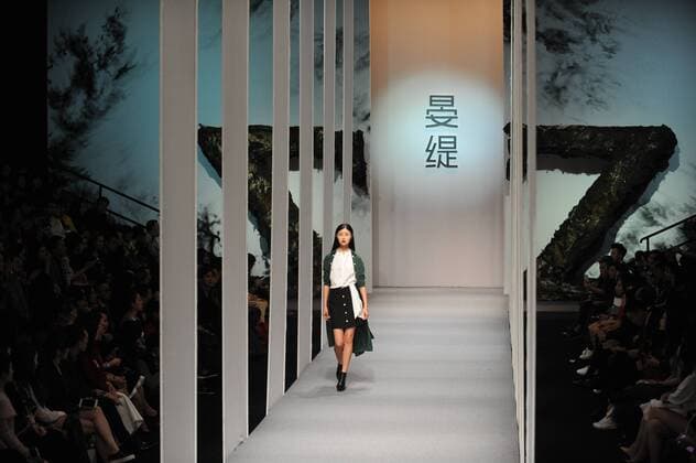 (160326) -- BEIJING, March 26, 2016 -- A model presents a creation from Zoual Yanti Collection during the China Fashion Week A W 2016 2017 in Beijing, China, March 26, 2016. ) (zhs) CHINA-BEIJING-FASHION-ZOUAL (CN) WuxHuiwo 