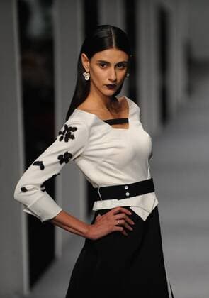 (160326) -- BEIJING, March 26, 2016 -- A model presents a creation from Zoual Yanti Collection during the China Fashion Week A W 2016 2017 in Beijing, China, March 26, 2016. ) (zhs) CHINA-BEIJING-FASHION-ZOUAL (CN) WuxHuiwo 