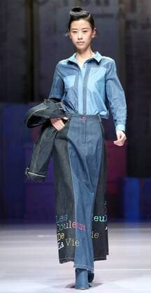 (160327) -- BEIJING, March 27, 2016 -- A model presents a creation of designer Chen Wen during the China Fashion Week A W 2016 2017 in Beijing, capital of China, March 27, 2016.) (yxb) CHINA-BEIJING-FASHION WEEK(CN) ChenxJianli 