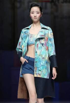 (160327) -- BEIJING, March 27, 2016 -- A model presents a creation of designer Chen Wen during the China Fashion Week A W 2016 2017 in Beijing, capital of China, March 27, 2016.) (yxb) CHINA-BEIJING-FASHION WEEK(CN) ChenxJianli 