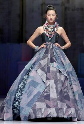 (160327) -- BEIJING, March 27, 2016 -- A model presents a creation of designer Chen Wen during the China Fashion Week A W 2016 2017 in Beijing, capital of China, March 27, 2016.) (yxb) CHINA-BEIJING-FASHION WEEK(CN) ChenxJianli 