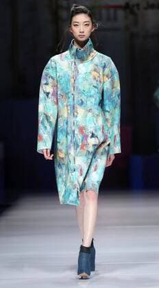 (160327) -- BEIJING, March 27, 2016 -- A model presents a creation of designer Chen Wen during the China Fashion Week A W 2016 2017 in Beijing, capital of China, March 27, 2016.) (yxb) CHINA-BEIJING-FASHION WEEK(CN) ChenxJianli 