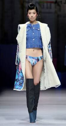 Bilder des Tages (160327) -- BEIJING, March 27, 2016 -- A model presents a creation of designer Chen Wen during the China Fashion Week A W 2016 2017 in Beijing, capital of China, March 27, 2016.) (yxb) CHINA-BEIJING-FASHION WEEK(CN) ChenxJianli 