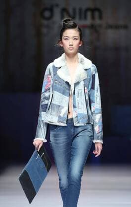(160327) -- BEIJING, March 27, 2016 -- A model presents a creation of designer Chen Wen during the China Fashion Week A W 2016 2017 in Beijing, capital of China, March 27, 2016.) (yxb) CHINA-BEIJING-FASHION WEEK(CN) ChenxJianli 
