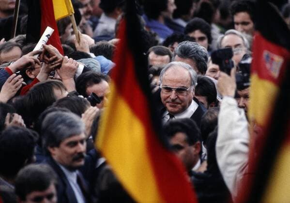 DDR : Bundeskanzler Helmut KOHL wird von Anhaengern gefeiert bei einer Wahlkampfveranstaltung zu den Volkskammerwahlen in der DDR , Erfurt , Februar 1990 GDR : Chancellor Helmut KOHL in the midst of supporters at a campaign rally for the upcoming general elections in GDR , Erfurt , February 1990