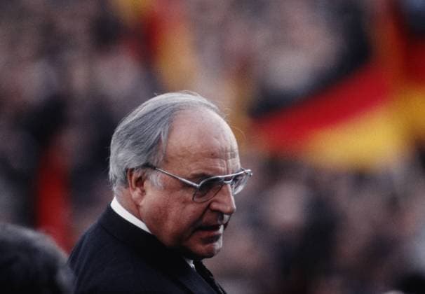 DDR : Bundeskanzler Helmut KOHL wird von Anhaengern gefeiert bei einer Wahlkampfveranstaltung zu den Volkskammerwahlen in der DDR , Erfurt , Februar 1990 GDR : Chancellor Helmut KOHL at a campaign rally for the upcoming general elections in GDR , Erfurt , February 1990