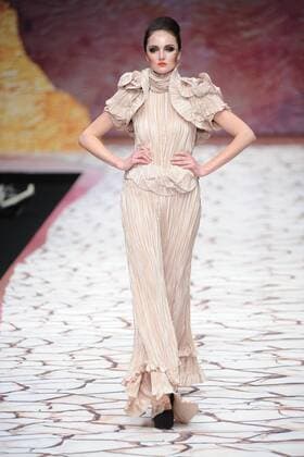 BEIJING, CHINA - MARCH 27: (CHINA OUT) A model showcases designs on the runway at Tao LouLan Collection during the Mercedes-Benz China Fashion Week Autumn Winter 2016 2017 at 751D.Park on March 27, 2016 in Beijing, China.  CFP481794480