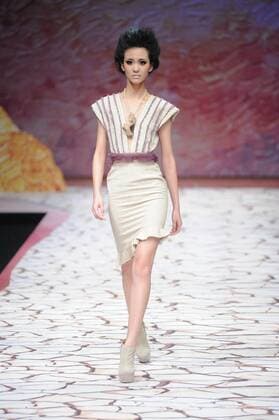 BEIJING, CHINA - MARCH 27: (CHINA OUT) A model showcases designs on the runway at Tao LouLan Collection during the Mercedes-Benz China Fashion Week Autumn Winter 2016 2017 at 751D.Park on March 27, 2016 in Beijing, China.  CFP481794481