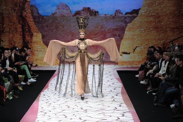 BEIJING, CHINA - MARCH 27: (CHINA OUT) A model showcases designs on the runway at Tao LouLan Collection during the Mercedes-Benz China Fashion Week Autumn Winter 2016 2017 at 751D.Park on March 27, 2016 in Beijing, China.  CFP481794494