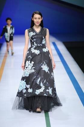 BEIJING, CHINA - MARCH 27: (CHINA OUT) A model showcases designs on the runway at COMME TU ES Collection during the Mercedes-Benz China Fashion Week Autumn Winter 2016 2017 at Beijing Hotel on March 27, 2016 in Beijing, China.  CFP481794517