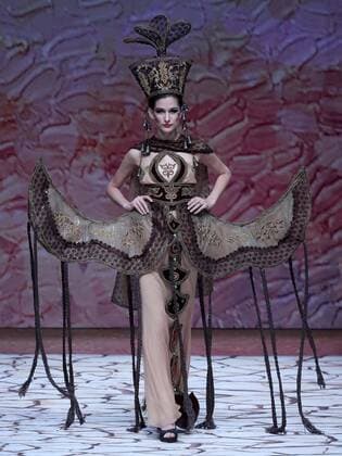 A model presents a creation at the Tao Loulan Collection by designer Tao Tao during the China Fashion Week in Beijing, capital of China, March 27, 2016.) (ry) CHINA-BEIJING-FASHION WEEK(CN) ChenxJianli 
