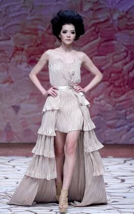 A model presents a creation at the Tao Loulan Collection by designer Tao Tao during the China Fashion Week in Beijing, capital of China, March 27, 2016.) (ry) CHINA-BEIJING-FASHION WEEK(CN) ChenxJianli 