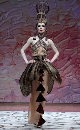 A model presents a creation at the Tao Loulan Collection by designer Tao Tao during the China Fashion Week in Beijing, capital of China, March 27, 2016.) (ry) CHINA-BEIJING-FASHION WEEK(CN) ChenxJianli 