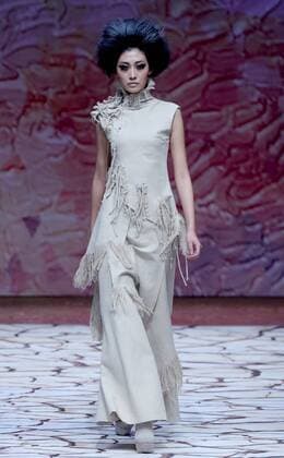 A model presents a creation at the Tao Loulan Collection by designer Tao Tao during the China Fashion Week in Beijing, capital of China, March 27, 2016.) (ry) CHINA-BEIJING-FASHION WEEK(CN) ChenxJianli 