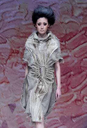 A model presents a creation at the Tao Loulan Collection by designer Tao Tao during the China Fashion Week in Beijing, capital of China, March 27, 2016.) (ry) CHINA-BEIJING-FASHION WEEK(CN) ChenxJianli 