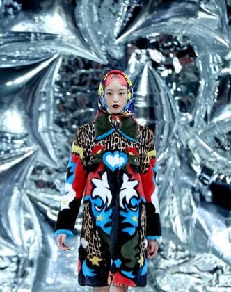 A model presents a creation by designer Mary Katrantzou during the China Fashion Week in Beijing, capital of China, March 27, 2016.) (ry) CHINA-BEIJING-FASHION WEEK(CN) ChenxJianli 