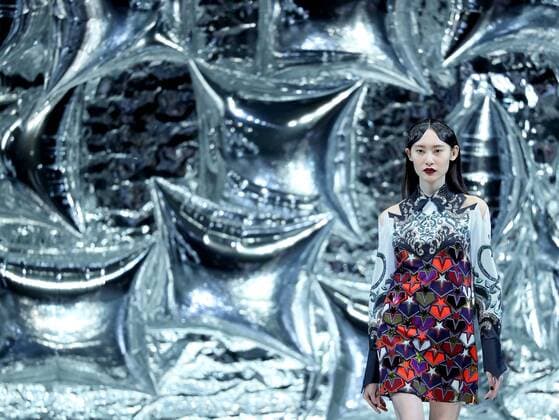 A model presents a creation by designer Mary Katrantzou during the China Fashion Week in Beijing, capital of China, March 27, 2016.) (ry) CHINA-BEIJING-FASHION WEEK(CN) ChenxJianli 