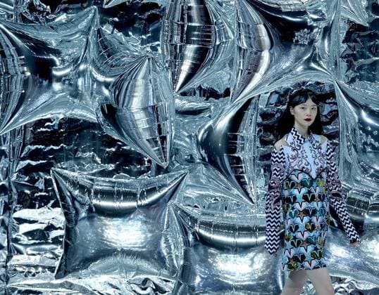 A model presents a creation by designer Mary Katrantzou during the China Fashion Week in Beijing, capital of China, March 27, 2016.) (ry) CHINA-BEIJING-FASHION WEEK(CN) ChenxJianli 