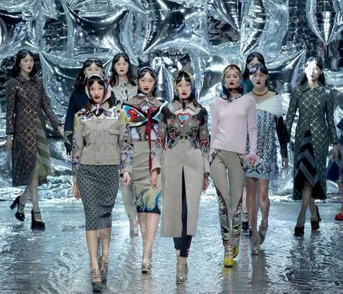Models present creations by designer Mary Katrantzou during the China Fashion Week in Beijing, capital of China, March 27, 2016.) (ry) CHINA-BEIJING-FASHION WEEK(CN) ChenxJianli 
