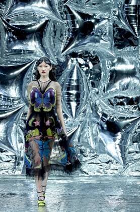 A model presents a creation by designer Mary Katrantzou during the China Fashion Week in Beijing, capital of China, March 27, 2016.) (ry) CHINA-BEIJING-FASHION WEEK(CN) ChenxJianli 