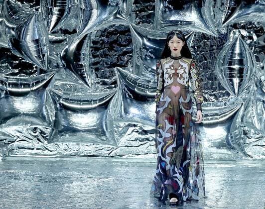 A model presents a creation by designer Mary Katrantzou during the China Fashion Week in Beijing, capital of China, March 27, 2016.) (ry) CHINA-BEIJING-FASHION WEEK(CN) ChenxJianli 