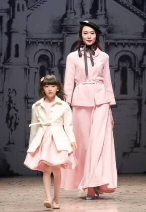 (160328) -- BEIJING, March 28, 2016 -- Models present creations by designer Xu Qingyin during the China Fasion Week in Beijing, capital of China, March 28, 2016. ) (mp) CHINA-BEIJING-FASHION WEEK (CN) ChenxJianli 
