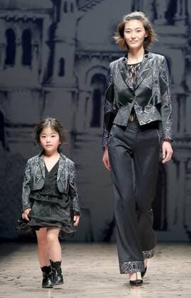 (160328) -- BEIJING, March 28, 2016 -- Models present creations by designer Xu Qingyin during the China Fasion Week in Beijing, capital of China, March 28, 2016. ) (mp) CHINA-BEIJING-FASHION WEEK (CN) ChenxJianli 