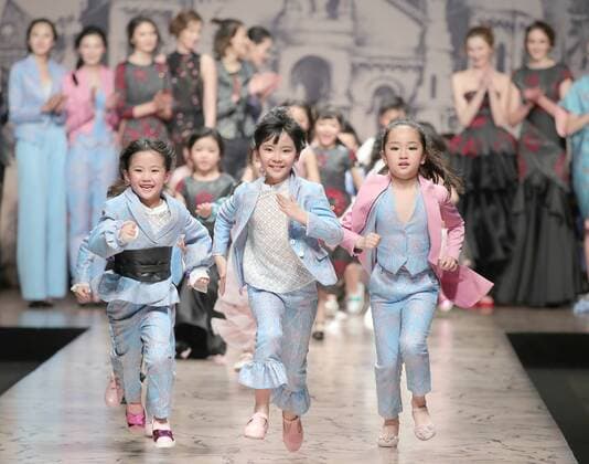 (160328) -- BEIJING, March 28, 2016 -- Young models present creations by designer Xu Qingyin during the China Fasion Week in Beijing, capital of China, March 28, 2016. ) (mp) CHINA-BEIJING-FASHION WEEK (CN) ChenxJianli 