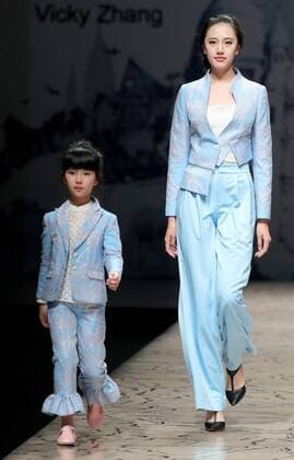 (160328) -- BEIJING, March 28, 2016 -- Models present creations by designer Xu Qingyin during the China Fasion Week in Beijing, capital of China, March 28, 2016. ) (mp) CHINA-BEIJING-FASHION WEEK (CN) ChenxJianli 