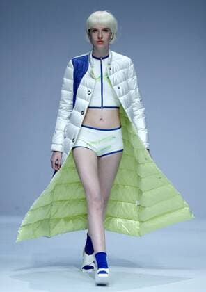 (160328) -- BEIJING, March 28, 2016 -- A model presents a creation by designer Li Shaowen at the E-hoo & FILYNN during the China Fashion Week in Beijing, capital of China, March 28, 2016. ) (mp) CHINA-BEIJING-FASHION WEEK (CN) ChenxJianli 