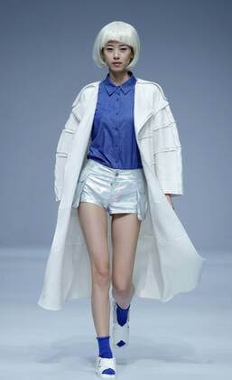 (160328) -- BEIJING, March 28, 2016 -- A model presents a creation by designer Li Shaowen at the E-hoo & FILYNN during the China Fashion Week in Beijing, capital of China, March 28, 2016. ) (mp) CHINA-BEIJING-FASHION WEEK (CN) ChenxJianli 