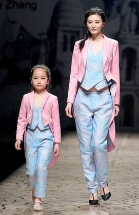 (160328) -- BEIJING, March 28, 2016 -- Models present creations by designer Xu Qingyin during the China Fasion Week in Beijing, capital of China, March 28, 2016. ) (mp) CHINA-BEIJING-FASHION WEEK (CN) ChenxJianli 