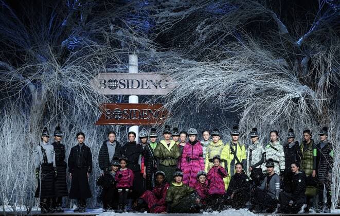 (160329) -- BEIJING, March 28, 2016 -- Models present winter clothes designed by Zhulin during a fashion preview of Bosideng, a large down clothing company, at the Beijing Fashion Week in Beijing, capital of China, March 28, 2016. ) (lfj) CHINA-BEIJING-FASHION WEEK (CN) ChenxJianli 
