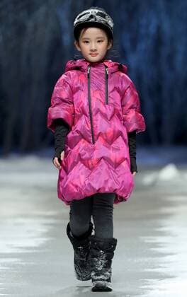 (160329) -- BEIJING, March 28, 2016 -- A child presents a winter clothing designed by Zhulin during a fashion preview of Bosideng, a large down clothing company, at the Beijing Fashion Week in Beijing, capital of China, March 28, 2016. ) (lfj) CHINA-BEIJING-FASHION WEEK (CN) ChenxJianli 