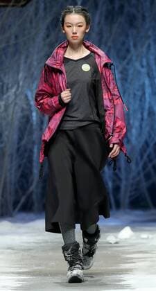 (160329) -- BEIJING, March 28, 2016 -- A model presents a winter clothing designed by Zhulin during a fashion preview of Bosideng, a large down clothing company, at the Beijing Fashion Week in Beijing, capital of China, March 28, 2016. ) (lfj) CHINA-BEIJING-FASHION WEEK (CN) ChenxJianli 