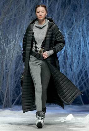 (160329) -- BEIJING, March 28, 2016 -- A model presents a winter clothing designed by Zhulin during a fashion preview of Bosideng, a large down clothing company, at the Beijing Fashion Week in Beijing, capital of China, March 28, 2016. ) (lfj) CHINA-BEIJING-FASHION WEEK (CN) ChenxJianli 