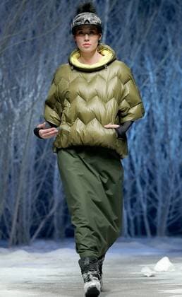 (160329) -- BEIJING, March 28, 2016 -- A model presents a winter clothing designed by Zhulin during a fashion preview of Bosideng, a large down clothing company, at the Beijing Fashion Week in Beijing, capital of China, March 28, 2016. ) (lfj) CHINA-BEIJING-FASHION WEEK (CN) ChenxJianli 