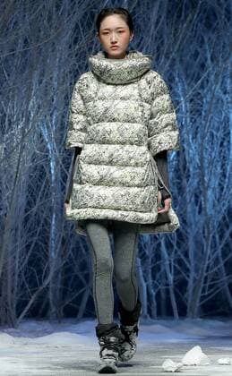 (160329) -- BEIJING, March 28, 2016 -- A model presents a winter clothing designed by Zhulin during a fashion preview of Bosideng, a large down clothing company, at the Beijing Fashion Week in Beijing, capital of China, March 28, 2016. ) (lfj) CHINA-BEIJING-FASHION WEEK (CN) ChenxJianli 