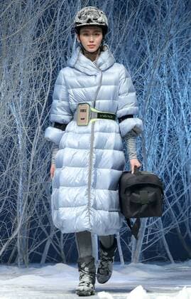 (160329) -- BEIJING, March 28, 2016 -- A model presents a winter clothing designed by Zhulin during a fashion preview of Bosideng, a large down clothing company, at the Beijing Fashion Week in Beijing, capital of China, March 28, 2016. ) (lfj) CHINA-BEIJING-FASHION WEEK (CN) ChenxJianli 