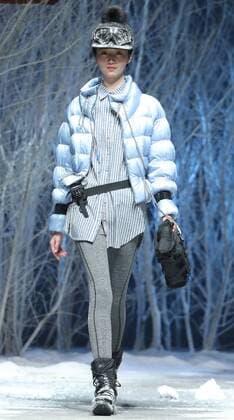 (160329) -- BEIJING, March 28, 2016 -- A model presents a winter clothing designed by Zhulin during a fashion preview of Bosideng, a large down clothing company, at the Beijing Fashion Week in Beijing, capital of China, March 28, 2016. ) (lfj) CHINA-BEIJING-FASHION WEEK (CN) ChenxJianli 