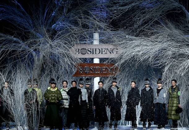 (160329) -- BEIJING, March 28, 2016 -- Models present winter clothes designed by Zhulin during a fashion preview of Bosideng, a large down clothing company, at the Beijing Fashion Week in Beijing, capital of China, March 28, 2016. ) (lfj) CHINA-BEIJING-FASHION WEEK (CN) ChenxJianli 
