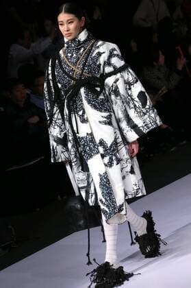 (160329) -- BEIJING, March 29, 2016 -- A model presents fashion creations during a show titled Beijing Institute of Fashion Technology¡¤Emerging Design Collection at China Fashion Week in Beijing, capital of China, March 29, 2016. The theme of the fashion show is Micro to Wave . ) (mcg) CHINA-BEIJING-FASHION WEEK- MICRO TO WAVE (CN) LixMingfang 