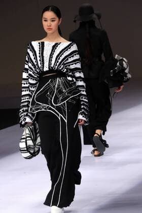 (160329) -- BEIJING, March 29, 2016 -- A model presents fashion creations during a show titled Beijing Institute of Fashion Technology¡¤Emerging Design Collection at China Fashion Week in Beijing, capital of China, March 29, 2016. The theme of the fashion show is Micro to Wave . ) (mcg) CHINA-BEIJING-FASHION WEEK- MICRO TO WAVE (CN) LixMingfang 