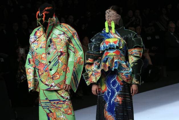 (160329) -- BEIJING, March 29, 2016 -- Two models present fashion creations during a show titled Beijing Institute of Fashion Technology¡¤Emerging Design Collection at China Fashion Week in Beijing, capital of China, March 29, 2016. The theme of the fashion show is Micro to Wave . ) (mcg) CHINA-BEIJING-FASHION WEEK- MICRO TO WAVE (CN) LixMingfang 