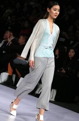 (160329) -- BEIJING, March 29, 2016 -- A model presents fashion creations designed by Guo Ruiping during the Duxi fashion show at China Fashion Week in Beijing, capital of China, March 29, 2016. ) (mcg) CHINA-BEIJING-FASHION WEEK-GUO RUIPING (CN) LixMingfang 