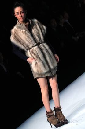 (160329) -- BEIJING, March 29, 2016 -- A model presents fashion creations during a show of Lingwu Fine Cashmere Fashion Brand Joint Collection at China Fashion Week in Beijing, capital of China, March 29, 2016. ) (mcg) CHINA-BEIJING-FASHION WEEK-LINGWU FINE CASHMERE FASHION BRAND (CN) LixMingfang 