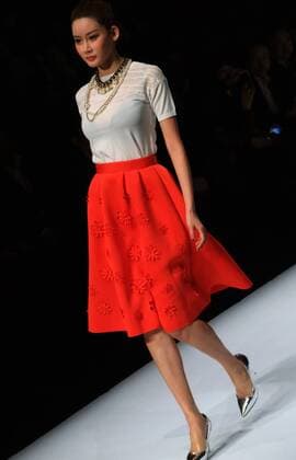 (160329) -- BEIJING, March 29, 2016 -- A model presents fashion creations during a show of Lingwu Fine Cashmere Fashion Brand Joint Collection at China Fashion Week in Beijing, capital of China, March 29, 2016. ) (mcg) CHINA-BEIJING-FASHION WEEK-LINGWU FINE CASHMERE FASHION BRAND (CN) LixMingfang 