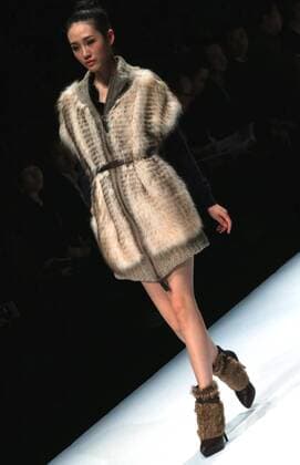 (160329) -- BEIJING, March 29, 2016 -- A model presents fashion creations during a show of Lingwu Fine Cashmere Fashion Brand Joint Collection at China Fashion Week in Beijing, capital of China, March 29, 2016. ) (mcg) CHINA-BEIJING-FASHION WEEK-LINGWU FINE CASHMERE FASHION BRAND (CN) LixMingfang 