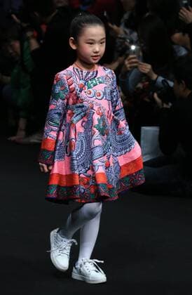 (160329) -- BEIJING, March 29, 2016 -- A young model presents fashion creations designed by Zheng Cheng during a fashion show of Mini Petrel Che Children s Wear Collection at China Fashion Week in Beijing, capital of China, March 29, 2016. ) (mcg) CHINA-BEIJING-FASHION WEEK-MINI PETREL (CN) LixMingfang 